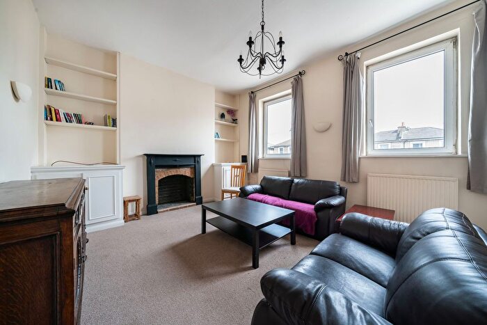 3 Bedroom Maisonette For Sale In Garratt Lane, London, SW17