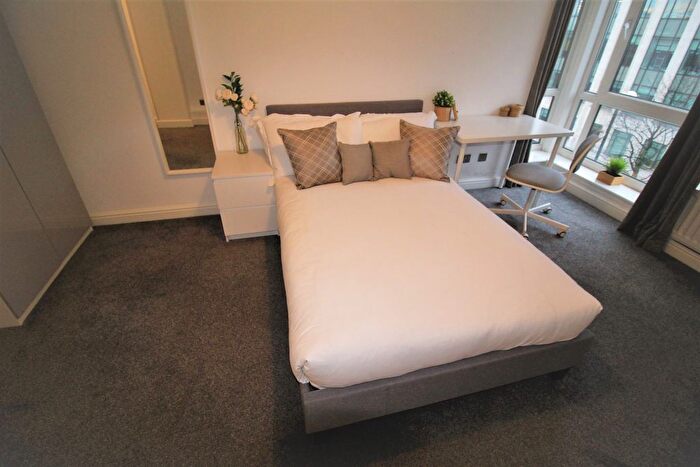 3 Bedroom Flat To Rent In Flat, Clarendon Road, Leeds, LS2