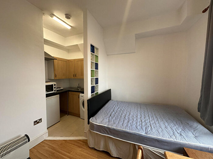 Studio To Rent In Studio With En-Suite And Kitchen, Finsbury Park - Somerfield Road, N4