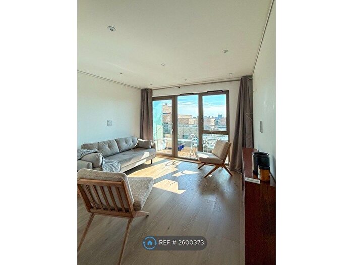 2 Bedroom Flat To Rent In Sirus House, London, E1