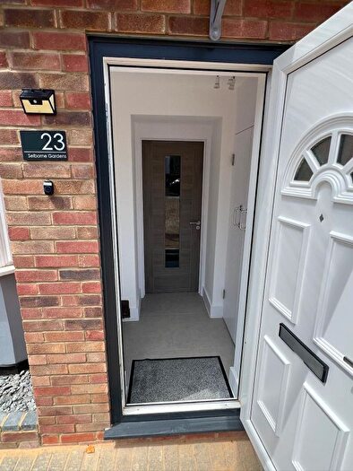 Studio To Rent In Selborne Gardens, London, NW4