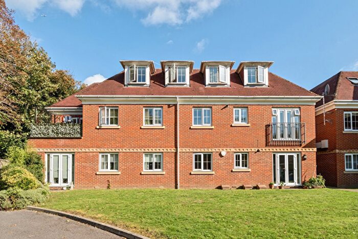2 Bedroom Flat To Rent In Woburn Hill, Addlestone, Surrey, KT15