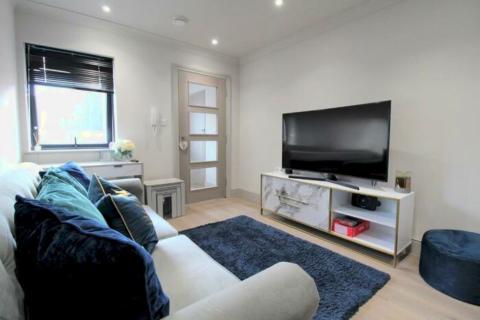 1 Bedroom Apartment To Rent In Lower Southend Road, Wickford, Essex, SS11