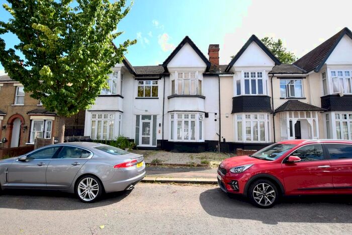1 Bedroom Flat To Rent In Grove Hill, South Woodford, E18
