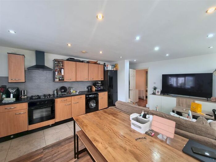 1 Bedroom Flat To Rent In Mayes Road, Wood Green, London, N22