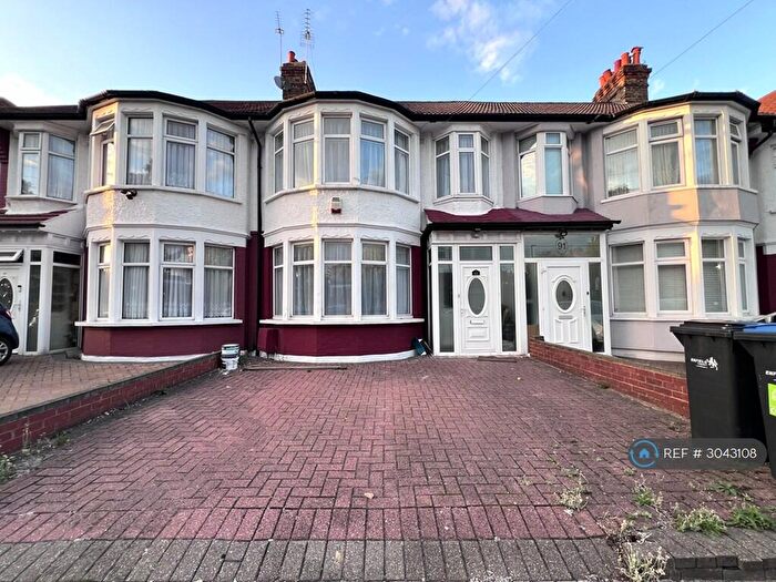 3 Bedroom Terraced House To Rent In Grenoble Gardens, London, N13