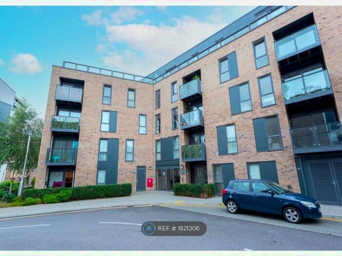 3 Bedroom Flat To Rent In Newchapel House, Addlestone, KT15