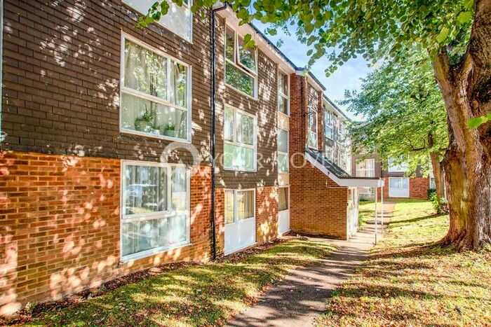 2 Bedroom Flat To Rent In Cuffley Court, Hemel Hempstead, Hertfordshire, HP2