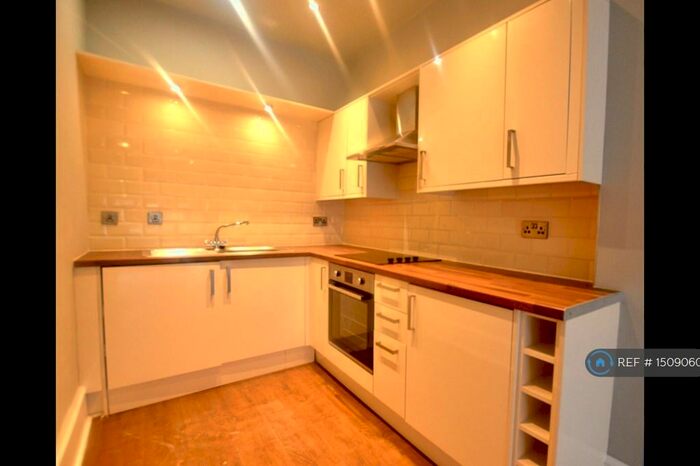 2 Bedroom Flat To Rent In Meadowpark Street, Glasgow, G31