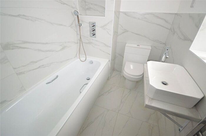 2 Bedroom Bungalow For Sale In Finsbury Road, Luton, Bedfordshire, LU4