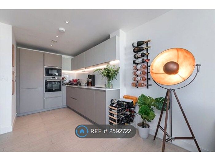 2 Bedroom Flat To Rent In Canalside Square, London, N1