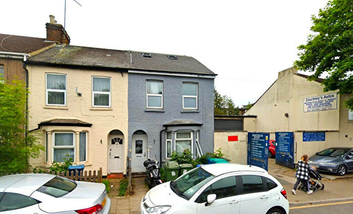 Studio To Rent In Byron Road, Wealdstone, Harrow, HA3