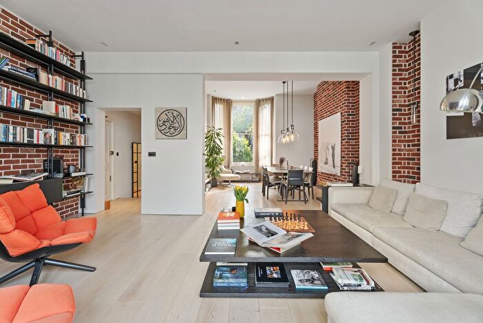 3 Bedroom Flat For Sale In Stanley Crescent, London, W11