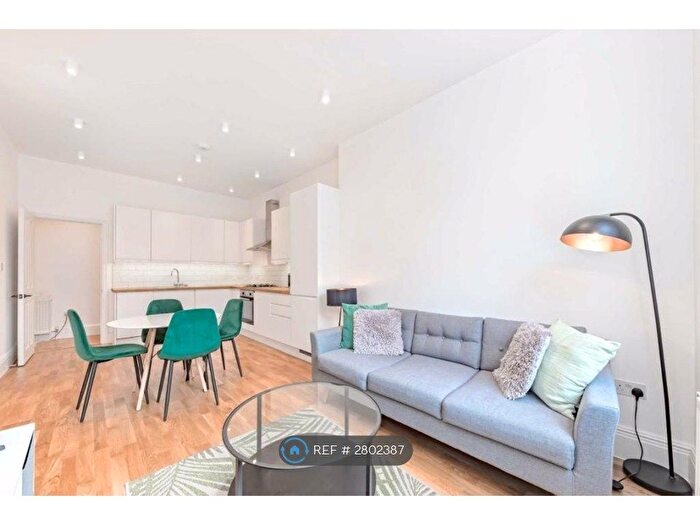 3 Bedroom Flat To Rent In East India Dock Road, London, E14