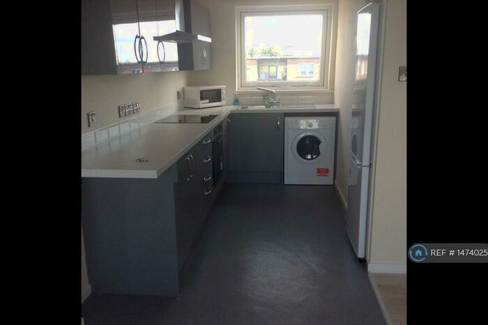 2 Bedroom Flat To Rent In Broadgate Avenue, Beeston, Nottingham, NG9