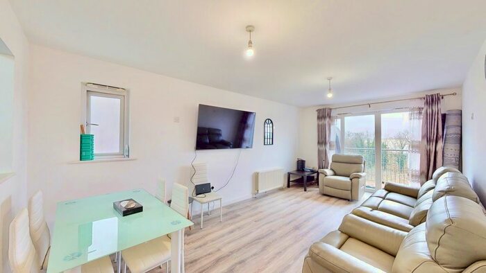 3 Bedroom Flat To Rent In Canalside Gardens, Southall, UB2