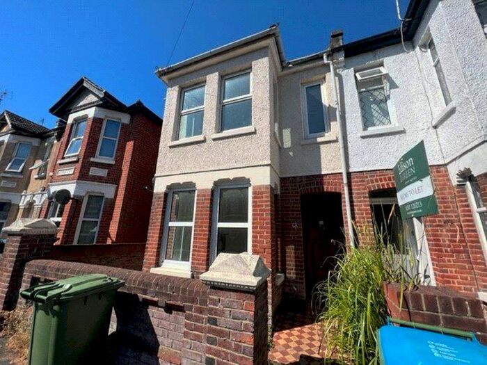 3 Bedroom Semi-Detached House To Rent In Newcombe Road, Southampton, Hampshire, SO15