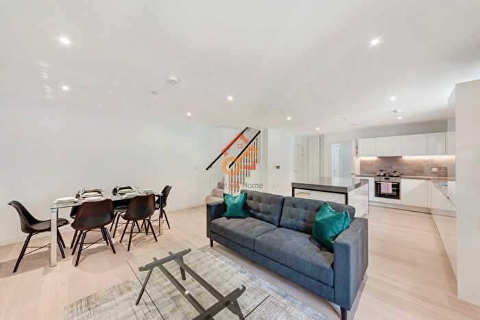 3 Bedroom Flat To Rent In Admiralty Avenue, London, E16