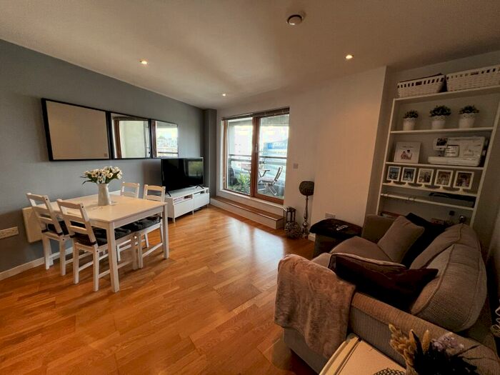 2 Bedroom Flat To Rent In Gateway East, Marsh Lane, Leeds, Uk, LS9