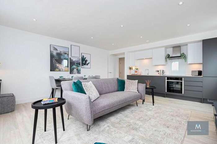 2 Bedroom Flat To Rent In High Road, Loughton IG10