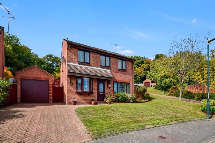 4 Bedroom Detached House For Sale In Spencer Close, Walderslade, Chatham, ME5