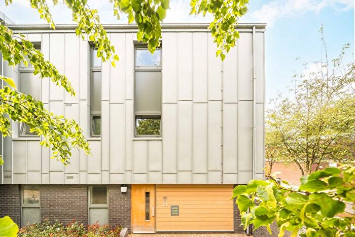 2 Bedroom Flat For Sale In Wharncliffe Mews, Clapham, SW4