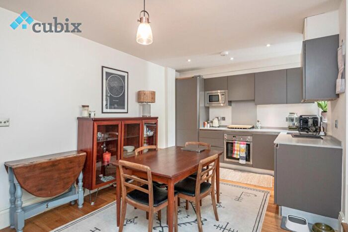 2 Bedroom Flat To Rent In Kennington Park Road, Southwark, London, SE11