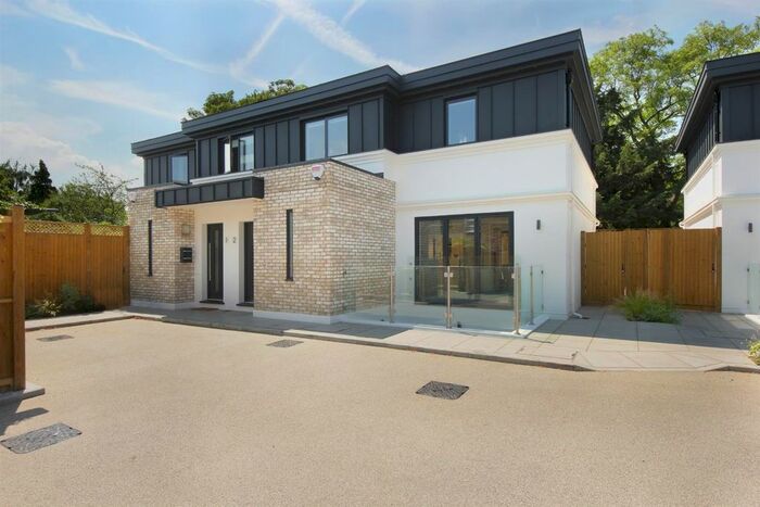 5 Bedroom Semi-Detached House To Rent In London, W7