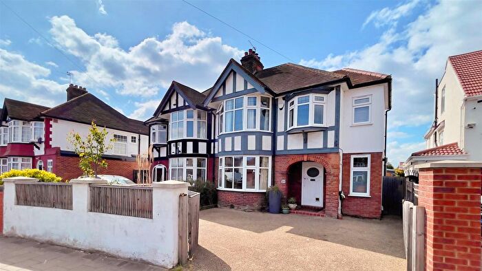 3 Bedroom Semi-Detached House For Sale In Sutton Lane, Hounslow, TW3