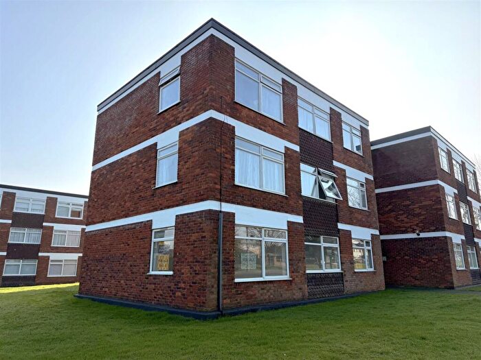 2 Bedroom Flat For Sale In Southchurch Boulevard, Thorpe Bay, SS2