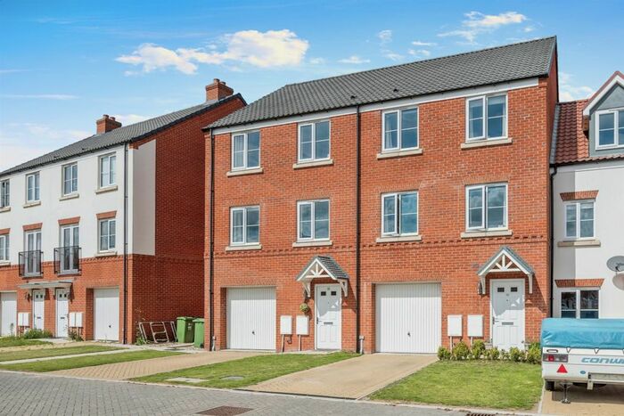 4 Bedroom Town House For Sale In Roper Way, North Walsham, NR28