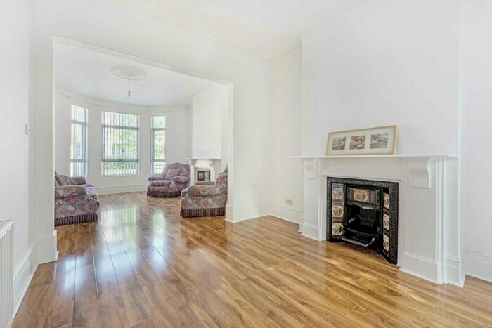 4 Bedroom Flat To Rent In Elspeth Road, London, SW11