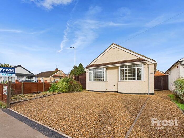 3 Bedroom Bungalow To Rent In Royston Way, Slough, Berkshire, SL1