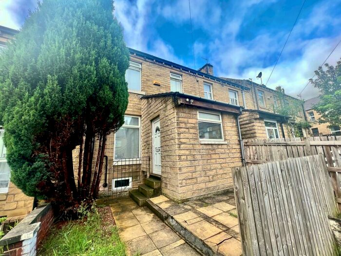 3 Bedroom House To Rent In Tanfield Road, Huddersfield, HD1