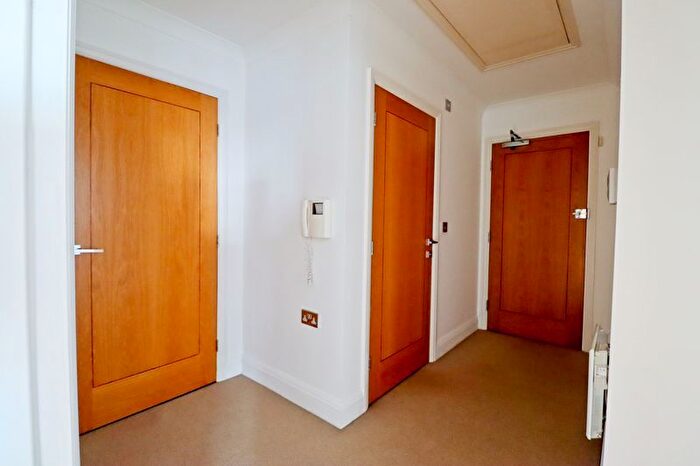 1 Bedroom Flat For Sale In High Street, Benfleet, SS7