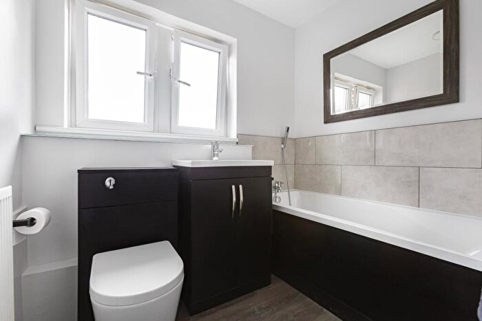 3 Bedroom Flat To Rent In Catherall Road, Highbury, N5