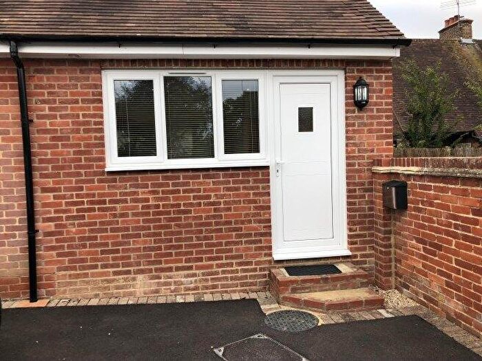 Studio To Rent In Saint John's Road, GU9