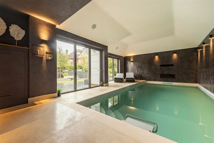 5 Bedroom Detached House For Sale In Hatching Green Close, Harpenden, AL5