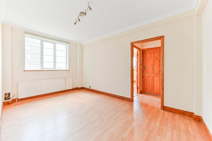 2 Bedroom Flat For Sale In Elmers End Road, Anerley, London, SE20