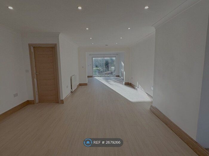 5 Bedroom Detached House To Rent In Crockhamwell Road, Woodley, Reading, RG5