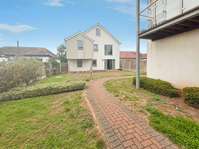 2 Bedroom Apartment To Rent In Pavilion Drive, Leigh-On-Sea, SS9