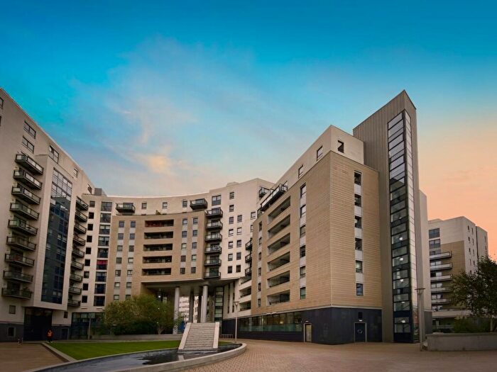 2 Bedroom Flat To Rent In Gateway North, Crown Point Road, Leeds, LS9