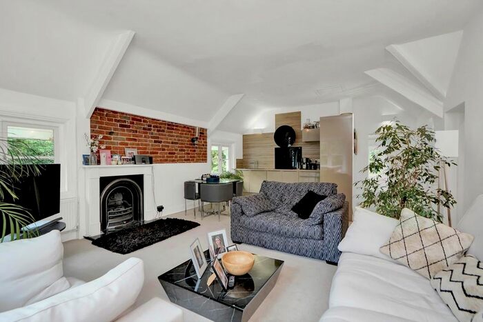 3 Bedroom Flat To Rent In Sandgate, Portsmouth Road, KT10