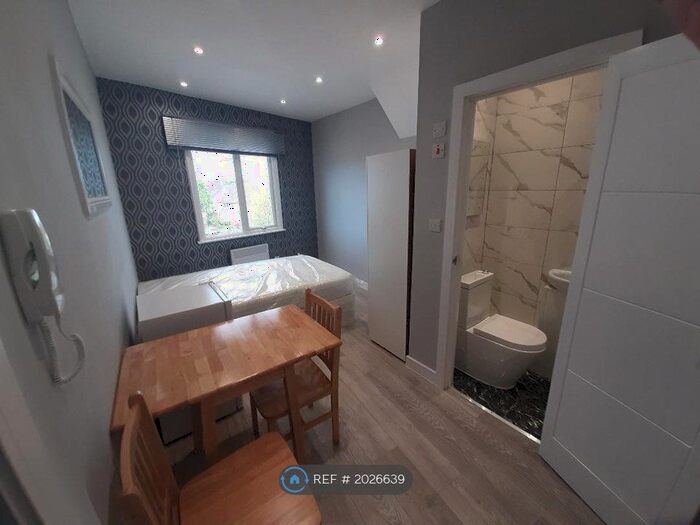 Studio To Rent In Long Lane, London, N3