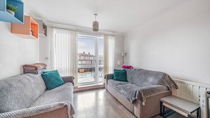 2 Bedroom Flat For Sale In Candle St, London, E1