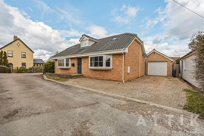 2 Bedroom Detached Bungalow For Sale In London Road, Halesworth, IP19
