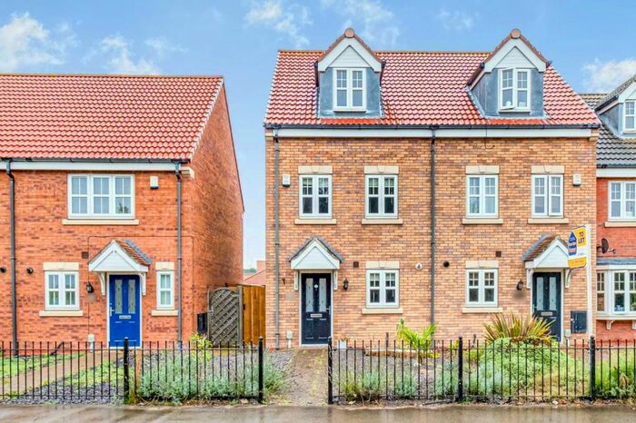 3 Bedroom Semi-Detached House To Rent In Pools Brook Park, Kingswood, Hull, East Yorkshire, HU7