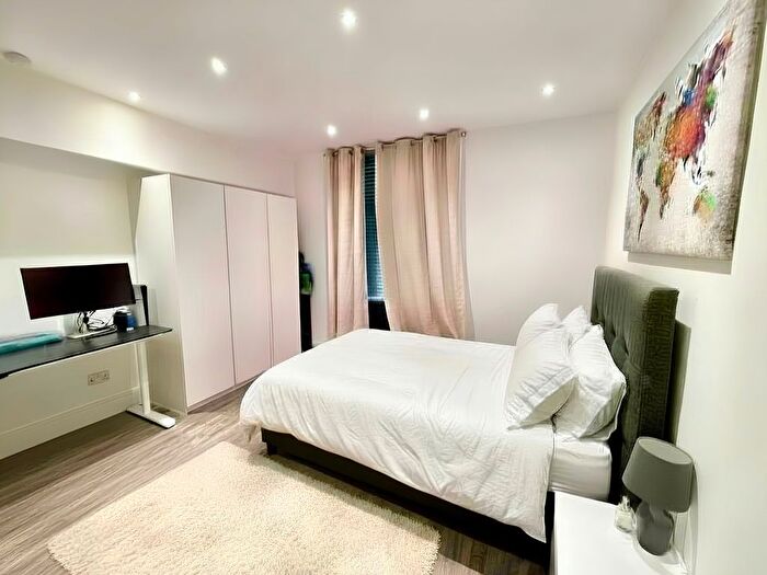 Studio To Rent In Talgarth Road, London, W14