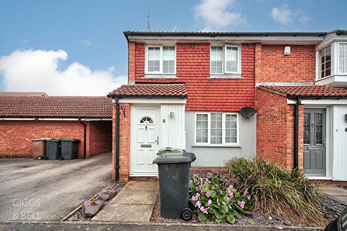3 Bedroom End Of Terrace House For Sale In Renshaw Close, Luton, Bedfordshire, LU2