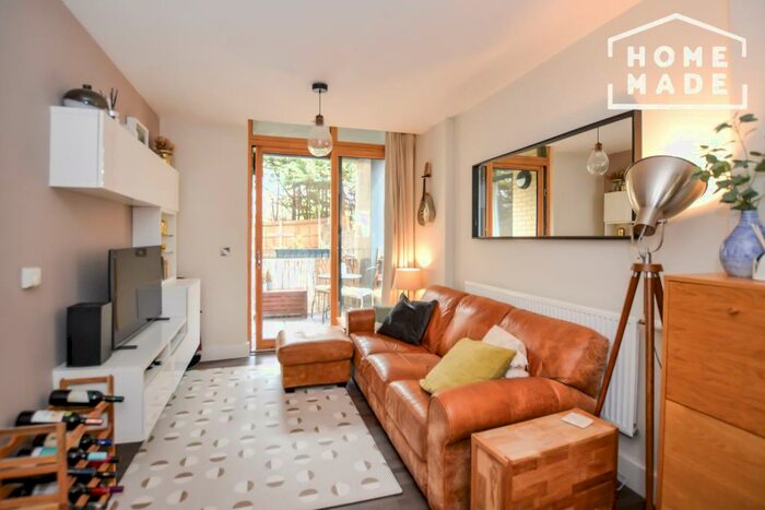 2 Bedroom Apartment To Rent In Leeward Court, Surrey Quays, SE8